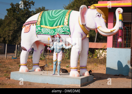 L' India , il Tamil Nadu , Pondicherry , Puducherry Auroville , meditazione centro spirituale tempio divinità elephant man figura figure Foto Stock