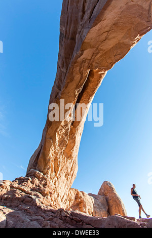 Escursionista sotto la finestra del Nord, il Parco Nazionale di Arches, Moab, USA Utah Foto Stock