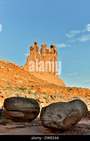 Tre pettegolezzi e massi, Park Avenue Trail Arches National Park, Moab, USA Utah Foto Stock