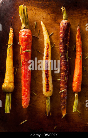Colorato multi colore carote arrosto su uno sfondo Foto Stock
