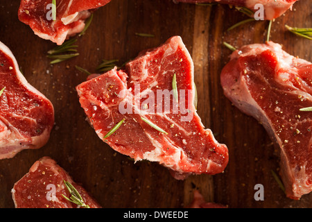 Materie Red costolette di agnello con sale e pepe condimento Foto Stock