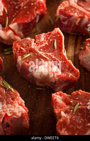 Materie Red costolette di agnello con sale e pepe condimento Foto Stock