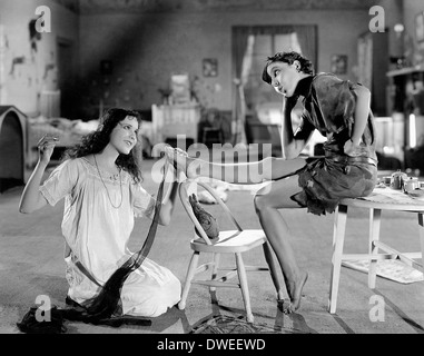 Maria Brian e Betty Bronson, sul set del film muto, 'Peter Pan' diretta da Herbert Brenon, 1924 Foto Stock