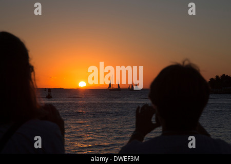 Key West, Florida - turisti si riuniscono in Mallory Square per guardare il tramonto. Foto Stock