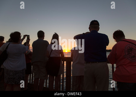 Key West, Florida - turisti si riuniscono in Mallory Square per guardare il tramonto. Foto Stock