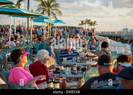 Key West, Florida - turisti si riuniscono in un ristorante a Mallory Square per guardare il tramonto. Foto Stock