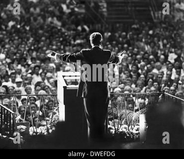 Christian evangelista Billy Graham predicazione al Miami Beach Convention Hall il 6 marzo 1961 a Miami Beach, Florida, Stati Uniti d'America. Foto Stock