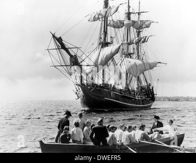 Trevor Howard e il suo equipaggio alla deriva in Longboat con HMS Bounty in background, sul set del film, 'Mutiny sul Bounty" diretto da Lewis Milestone, 1962 Foto Stock