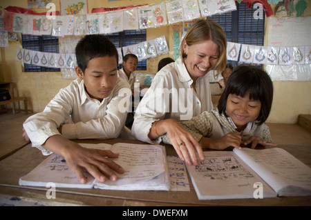 Cambogia Sen Sok scuola primaria in Anlon Kgnan. Foto Stock