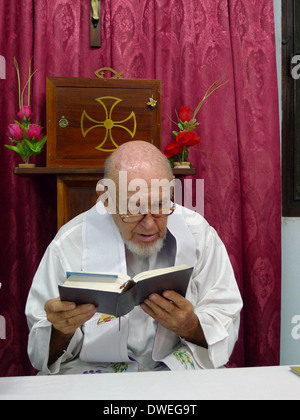 BANGLADESH celebrando la santa messa presso la Santa Croce Fratelli House a Dhaka Foto Stock