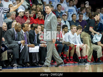 Louisville Cardinali head coach Rick Pitino sorge fino al suo banco.di NCAA Mens gioco di basket tra i cardinali di Louisville e la SMU Mustangs, Mercoledì, 5 marzo 2014 @ Moody Coliseum di Dallas, Texas.Louisville vince 84-71. Foto Stock