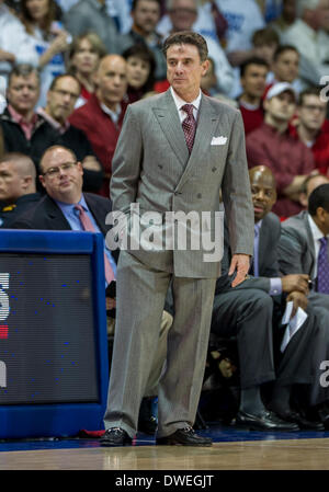 Louisville Cardinali head coach Rick Pitino grida fuori gioca.di NCAA Mens gioco di basket tra i cardinali di Louisville e la SMU Mustangs, Mercoledì, 5 marzo 2014 @ Moody Coliseum di Dallas, Texas.Louisville vince 84-71. Foto Stock