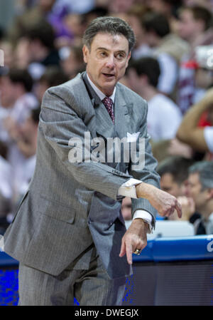 Louisville Cardinali head coach Rick Pitino sugli spalti.di NCAA Mens gioco di basket tra i cardinali di Louisville e la SMU Mustangs, Mercoledì, 5 marzo 2014 @ Moody Coliseum di Dallas, Texas.Louisville vince 84-71. Foto Stock