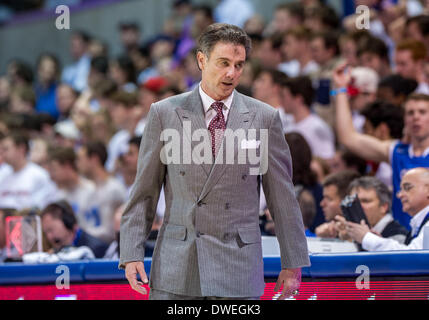 Louisville Cardinali head coach Rick Pitino sugli spalti.di NCAA Mens gioco di basket tra i cardinali di Louisville e la SMU Mustangs, Mercoledì, 5 marzo 2014 @ Moody Coliseum di Dallas, Texas.Louisville vince 84-71. Foto Stock