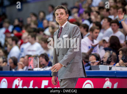 Louisville Cardinali head coach Rick Pitino sugli spalti.di NCAA Mens gioco di basket tra i cardinali di Louisville e la SMU Mustangs, Mercoledì, 5 marzo 2014 @ Moody Coliseum di Dallas, Texas.Louisville vince 84-71. Foto Stock