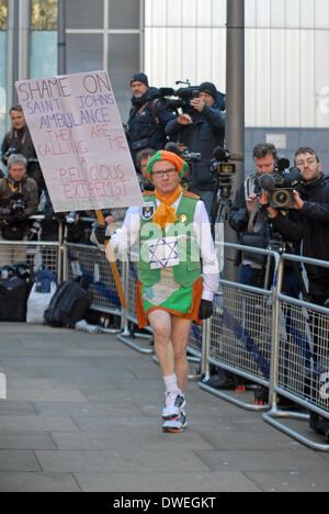 Londra, Regno Unito. Il 6 marzo 2014. Neil Horan noto anche come la danza di sacerdote o il Grand Prix sacerdote le danze di una maschera per la musica dal suo ghetto blaster per approfittare della pressa assemblata per la versione di prova di Max Clifford a Southwark Crown Court su 11 accusa di attentato al pudore. Londra 06/03/2014 Credit: JOHNNY ARMSTEAD/Alamy Live News Foto Stock