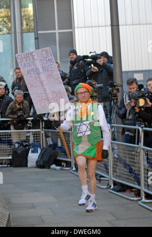 Londra, Regno Unito. Il 6 marzo 2014. Neil Horan noto anche come la danza di sacerdote o il Grand Prix sacerdote le danze di una maschera per la musica dal suo ghetto blaster per approfittare della pressa assemblata per la versione di prova di Max Clifford a Southwark Crown Court su 11 accusa di attentato al pudore. Londra 06/03/2014 Credit: JOHNNY ARMSTEAD/Alamy Live News Foto Stock