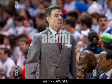 Louisville Cardinali head coach Rick Pitino sugli spalti.di NCAA Mens gioco di basket tra i cardinali di Louisville e la SMU Mustangs, Mercoledì, 5 marzo 2014 @ Moody Coliseum di Dallas, Texas.Louisville vince 84-71. Foto Stock