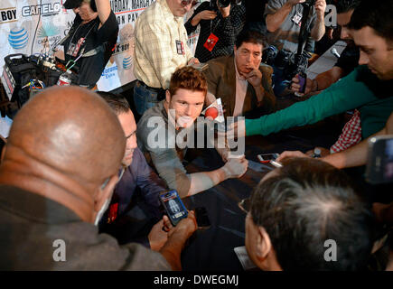 Las Vegas NV, Stati Uniti d'America. 6 Mar 2014. Canelo Alvarez(C) colloqui nel corso di una conferenza stampa al MGM Grand Hotel giovedì. Canelo Alvarez sarà lotta Alfredo Angulo il prossimo sabato punta a punta evento su ShowTime PPV. Foto da Gene Blevins/LA DailyNews/ZumaPress © Gene Blevins/ZUMAPRESS.com/Alamy Live News Foto Stock