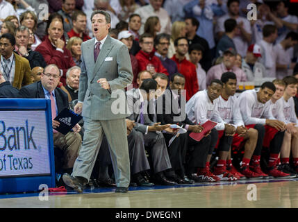 Louisville Cardinali head coach Rick Pitino grida fuori gioca.di NCAA Mens gioco di basket tra i cardinali di Louisville e la SMU Mustangs, Mercoledì, 5 marzo 2014 @ Moody Coliseum di Dallas, Texas.Louisville vince 84-71. Foto Stock