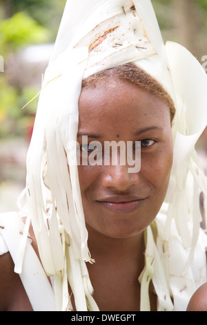 Un giovane ballerino dal villaggio Nafinuatogo con costumi realizzati da alberi di banane, Santa Ana Isola, Isole Salomone Foto Stock