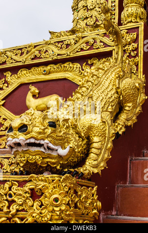 Mom (Lion) statua nel tempio thailandese Foto Stock