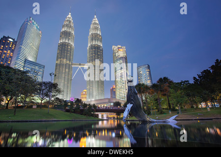 KUALA LUMPUR, Malesia - 7 febbraio 2014 - Kuala Lumpur KLCC Park Skyline con le Torri Gemelle Petronas al Blue ora. Foto Stock