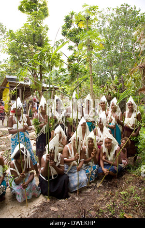 Un giovane gruppo di ballerini da Nafinuatogo Village con costumi realizzati da alberi di banane, Santa Ana Isola, Isole Salomone Foto Stock