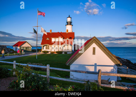 Un classico New England Lighthouse, Portland Head Light nel tardo pomeriggio su una bella giornata autunnale, Portland, Maine, Stati Uniti d'America Foto Stock