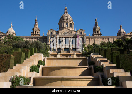 Il Palazzo Nazionale (Museu National d'Art de Catalunya) nel distretto di Montjuic di Barcellona nella regione della Catalogna di Spagna. Foto Stock