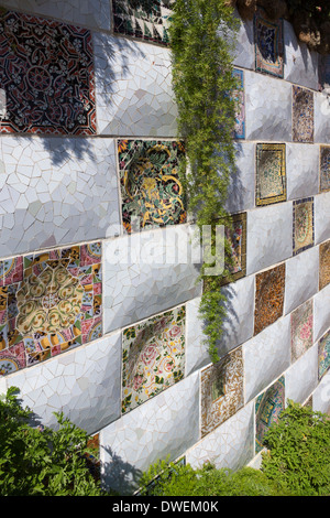 Una parete a mosaico in Gaudi Parc Guell di Barcellona nella regione della Catalogna di Spagna Foto Stock