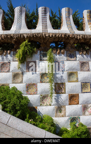 Una parete a mosaico in Gaudi Parc Guell di Barcellona nella regione della Catalogna di Spagna Foto Stock