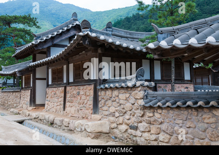 Tradizionale architettura coreana in un villaggio storico in Corea del Sud. Foto Stock