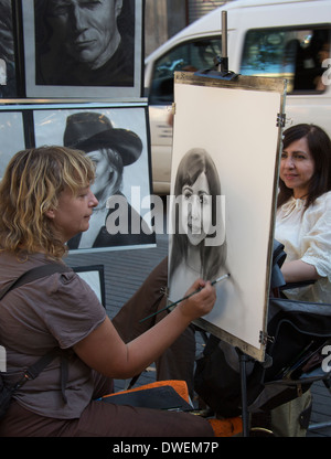 Un artista di strada al lavoro sulla famosa Rambla nel quartiere del centro storico di Barcellona nella regione della Catalogna di Spagna. Foto Stock