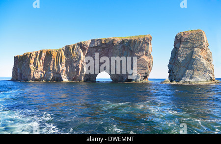 Perce Rock visto dal mare, Quebec, Canada Foto Stock