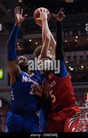 Cincinnati, OH, Stati Uniti d'America. 6 Mar 2014. Cincinnati Bearcats avanti Justin Jackson (5) battaglie per il rimbalzo contro Memphis Tigers avanti Shaq Goodwin (2) durante un NCAA pallacanestro tra il Tigri di Memphis e i Cincinnati Bearcats al quinto terzo Arena. © csm/Alamy Live News Foto Stock