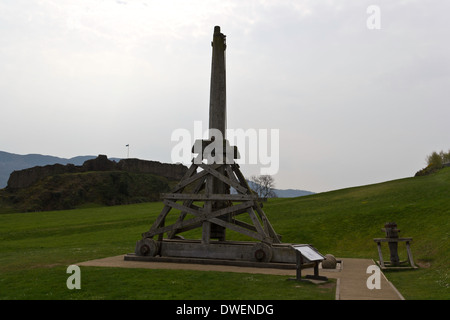 Replica della catapulta di legno sul sentiero che conduce al Castello Urquhart, un arma medioevale di guerra, un assedio strumento / motore Foto Stock