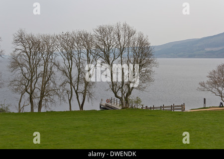 Loch Ness e molo vicino al Castello Urquhart. Il lago più grande in volume in Scozia e le imbarcazioni turistiche a partire da questo punto. Foto Stock