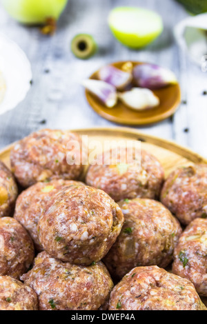 Primo piano di polpette di carne preparati per passatele nel pangrattato Foto Stock