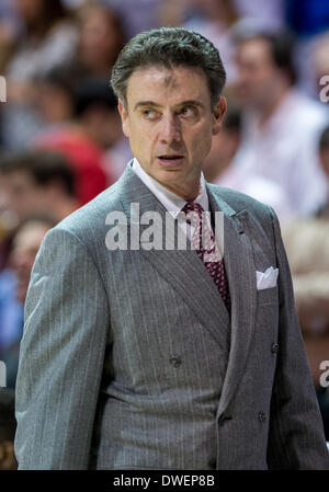 Louisville Cardinali head coach Rick Pitino chiede un timeout.di NCAA Mens gioco di basket tra i cardinali di Louisville e la SMU Mustangs, Mercoledì, 5 marzo 2014 @ Moody Coliseum di Dallas, Texas.Louisville vince 84-71. Foto Stock