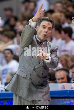 Louisville Cardinali head coach Rick Pitino sugli spalti.di NCAA Mens gioco di basket tra i cardinali di Louisville e la SMU Mustangs, Mercoledì, 5 marzo 2014 @ Moody Coliseum di Dallas, Texas.Louisville vince 84-71. Foto Stock