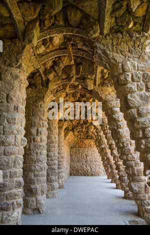 Una grotta sotterranea in Gaudi Parc Guell di Barcellona nella regione della Catalogna di Spagna Foto Stock