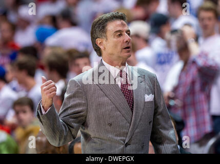 Louisville Cardinali head coach Rick Pitino sugli spalti.di NCAA Mens gioco di basket tra i cardinali di Louisville e la SMU Mustangs, Mercoledì, 5 marzo 2014 @ Moody Coliseum di Dallas, Texas.Louisville vince 84-71. Foto Stock