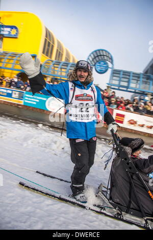 Anchorage in Alaska,, Stati Uniti d'America. 1 Mar 2014. Veterano Iditarod musher ROBERT SORLIE dalla Norvegia lascia l inizio di Iditarod 62. Unità Mushers anche se il centro di ancoraggio per la partenza cerimoniale dell'Iditarod Sled Dog Race. © Ron Levy/ZUMA filo/ZUMAPRESS.com/Alamy Live News Foto Stock