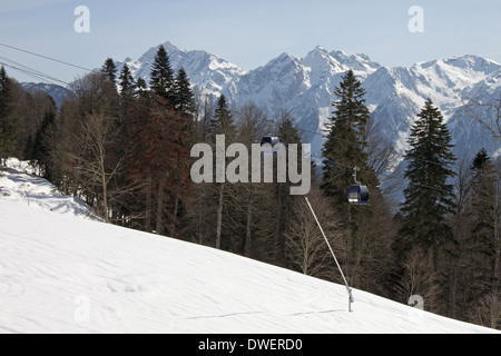 La funivia in montagne caucasiche in inverno Foto Stock