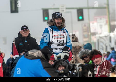 Anchorage in Alaska,, Stati Uniti d'America. 1 Mar 2014. Iditarod musher ROBERT SORLIE dalla Norvegia lascia l inizio di Iditarod 62. Unità Mushers anche se il centro di ancoraggio per la partenza cerimoniale dell'Iditarod Sled Dog Race. © Ron Levy/ZUMA filo/ZUMAPRESS.com/Alamy Live News Foto Stock