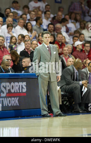 Louisville Cardinali head coach Rick Pitino sorge fino al suo banco.di NCAA Mens gioco di basket tra i cardinali di Louisville e la SMU Mustangs, Mercoledì, 5 marzo 2014 @ Moody Coliseum di Dallas, Texas.Louisville vince 84-71. Foto Stock