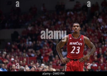 Cincinnati, OH, Stati Uniti d'America. 6 Mar 2014. Cincinnati Bearcats guard Sean Kilpatrick (23) guarda un tiro libero durante una sosta in gioco durante un NCAA pallacanestro tra il Tigri di Memphis e i Cincinnati Bearcats al quinto terzo Arena. © csm/Alamy Live News Foto Stock