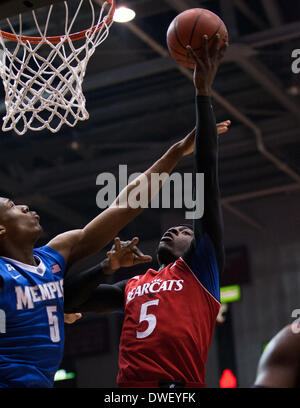 Cincinnati, OH, Stati Uniti d'America. 6 Mar 2014. Cincinnati Bearcats avanti Justin Jackson (5) tenta un lay up contro Memphis Tigers guard/avanti Nick King (5) durante un NCAA pallacanestro tra il Tigri di Memphis e i Cincinnati Bearcats al quinto terzo Arena. © csm/Alamy Live News Foto Stock