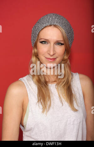 Berlino, Germania. 06 Mar, 2014. Cantante tedesca Sandra Nasic pone durante un photocall dell'emittente tedesca Vox a Berlino, Germania, 06 marzo 2014. Foto: Joerg Carstensen/dpa/Alamy Live News Foto Stock